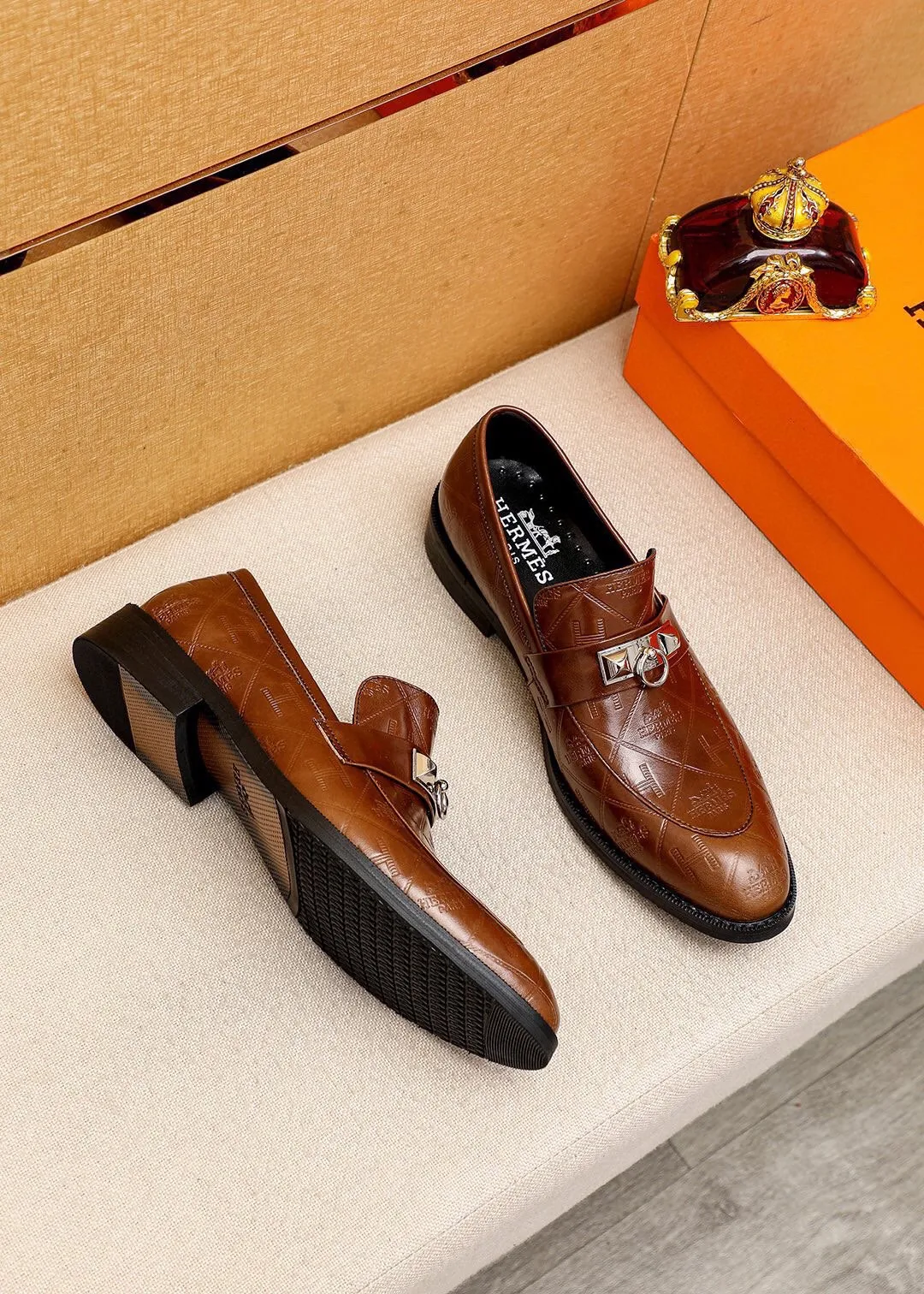 Men's shoes 💰480 💐 Product trademark: HERMES "Hermès" casual leather shoes Regular size: 38-44 (45🉑️customized) Product materials: Selected imported first-layer calfskin embossed upper + classic hardware buckle, imported water-dyed 🐂 cowhide lining. Strong three-dimensional visual effect, non-slip and wear-resistant combination outsole Color: 2⃣️colors available